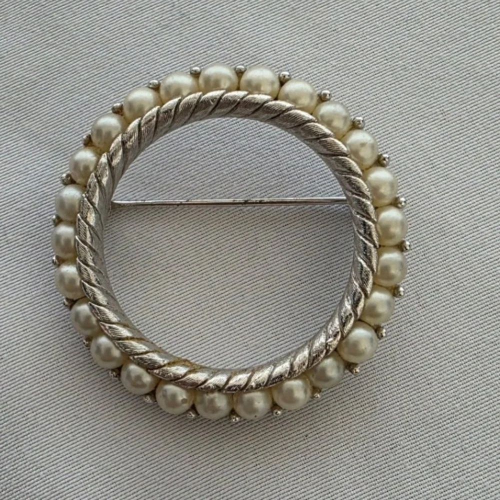 Vintage Crown Trifari‎ Silver Tone Faux Pearl Wreath Brooch
